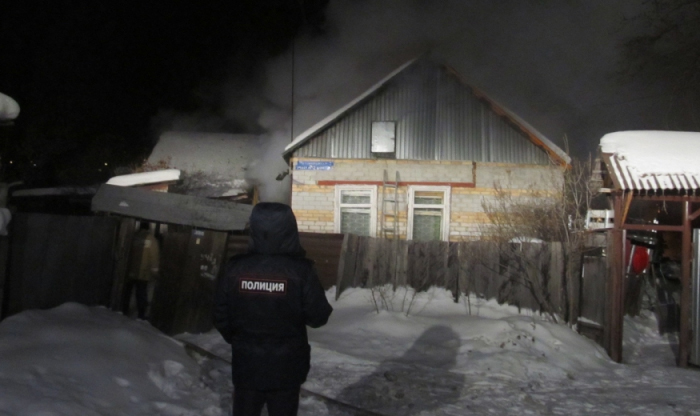Пожарные в центре Челябинска из-за нечищеных дорог не сумели быстро потушить дом