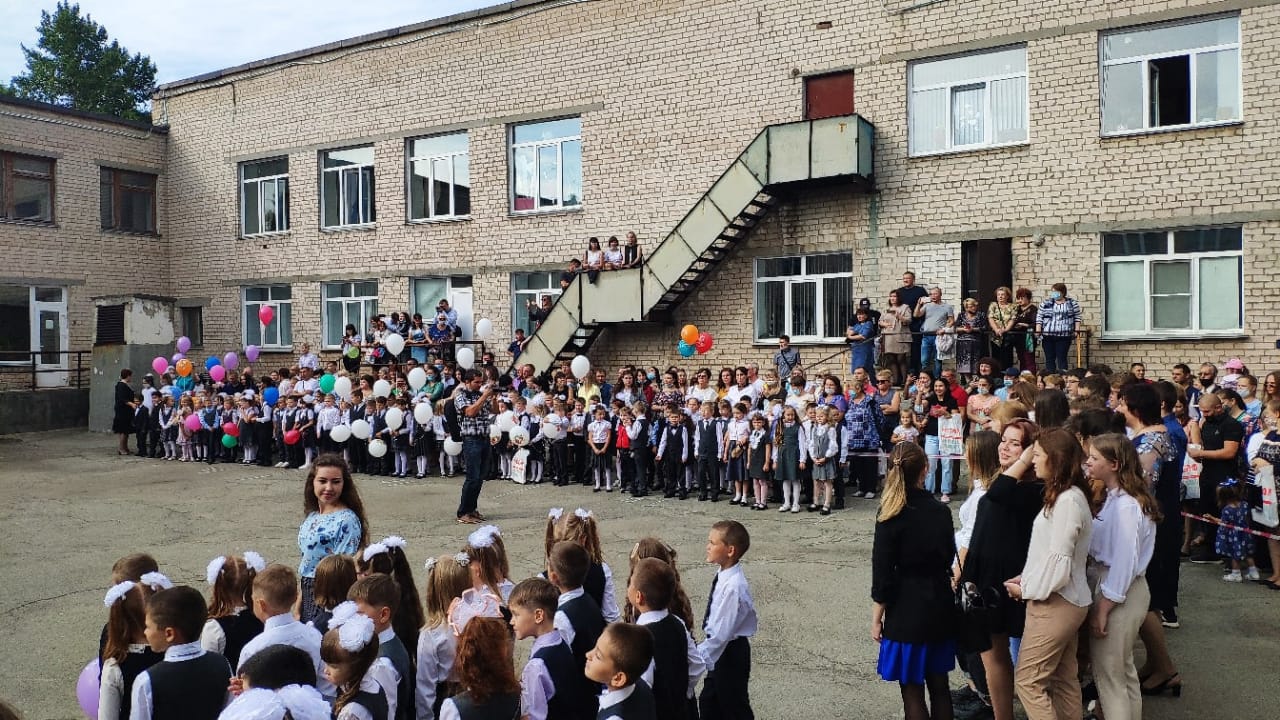 Глава Копейска побывал на торжественной линейке в школе поселка Октябрьского