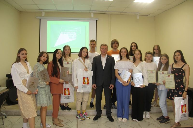 Андрей Фалейчик наградил волонтеров за помощь в голосовании за благоустройство