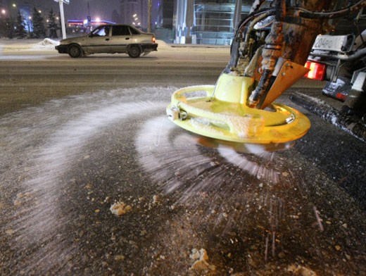 В Челябинске сменили рецептуру соли, которой посыпают дороги