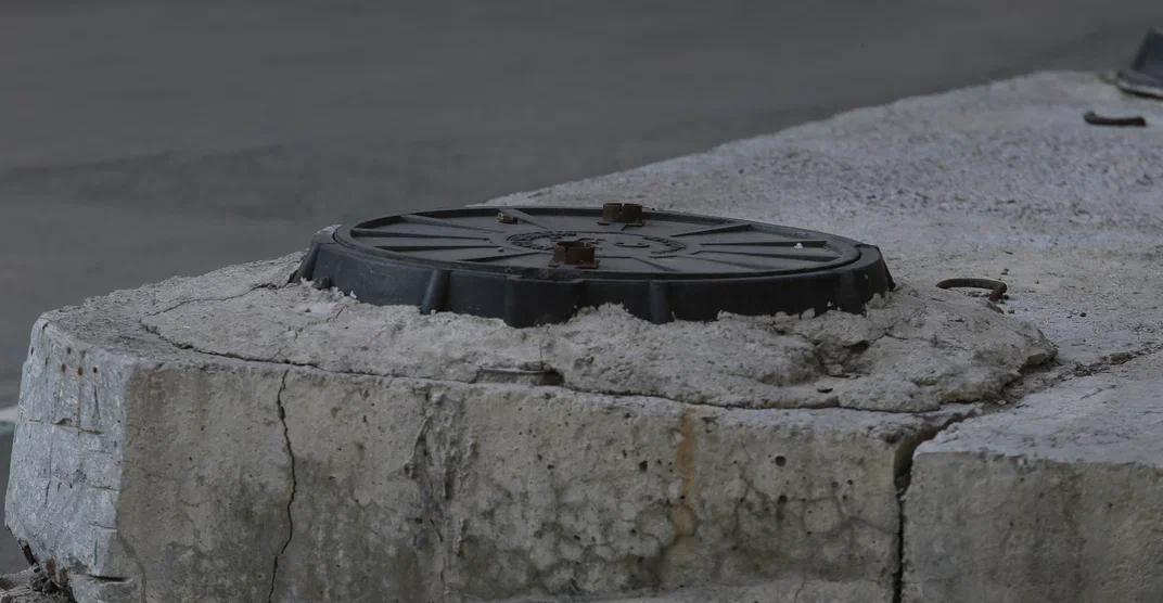 В Копейске проверяют наличие крышек на канализационных люках