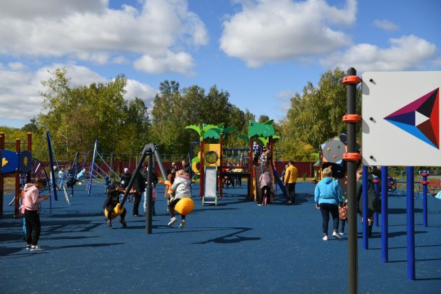 Детская площадка с разнообразными игровыми и спортивными зонами появилась в Коркинском районе