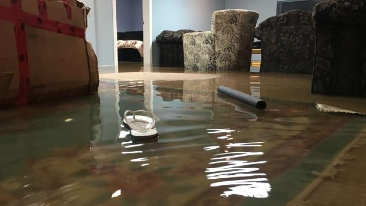 Прорвало воду в квартире. Затопление квартиры. Затопило квартиру. Потоп в квартире. Залив квартиры.