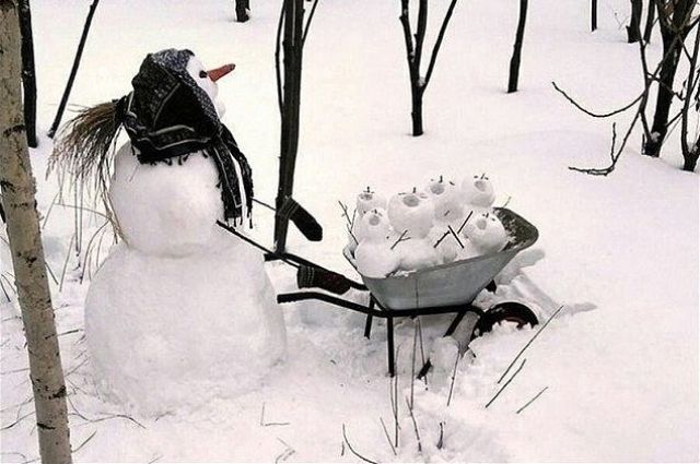 В Магнитогорске появилась забавная семья снеговиков