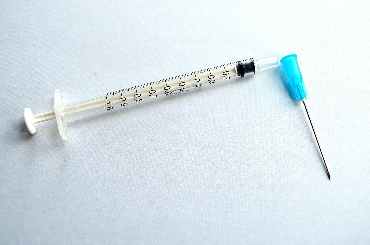 В России появились первые вакцинированные от COVID-19