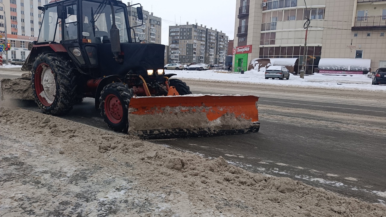 В Копейске ведутся работы по уборке дорог