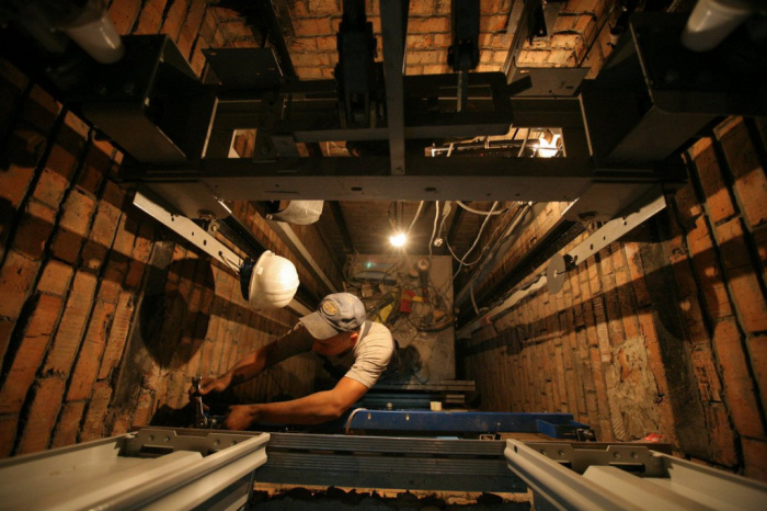 В челябинской многоэтажке рабочего насмерть придавило кабиной лифта 