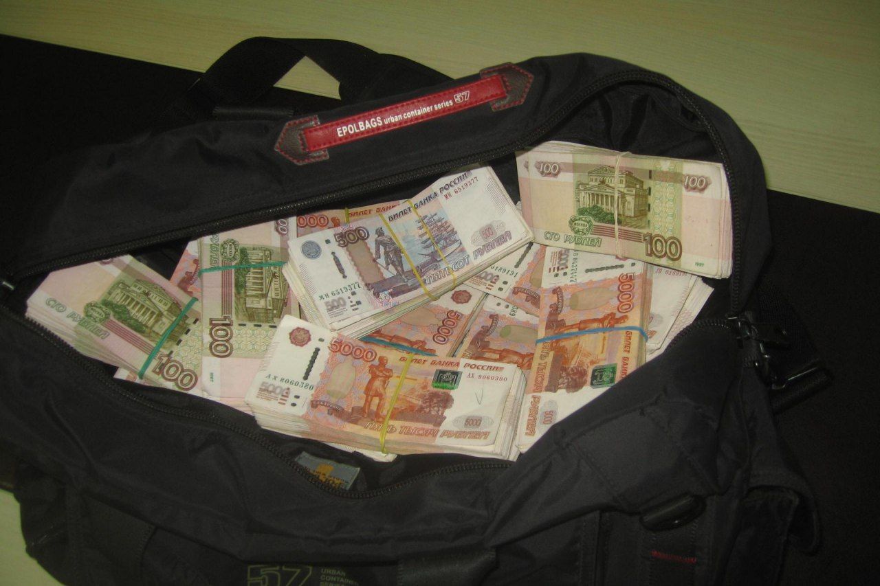 Сумку с 255 тысячами рублей украли из машины в Копейске