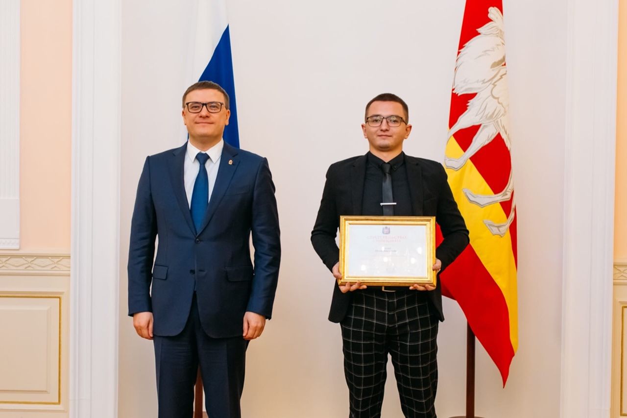 Текслер вручил награду копейскому студенту-медику
