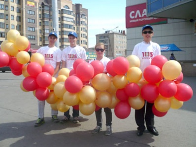 В Копейске раздали 105 шаров в честь дня герба и флага города