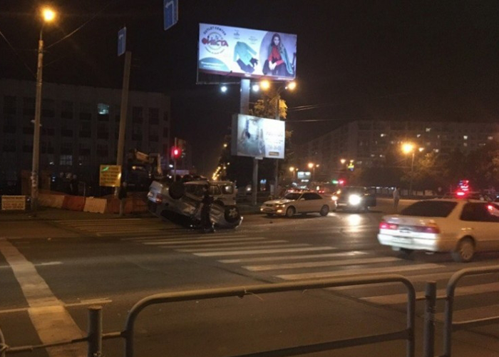 В Челябинске на перекрестке перевернулся автомобиль (Видео)