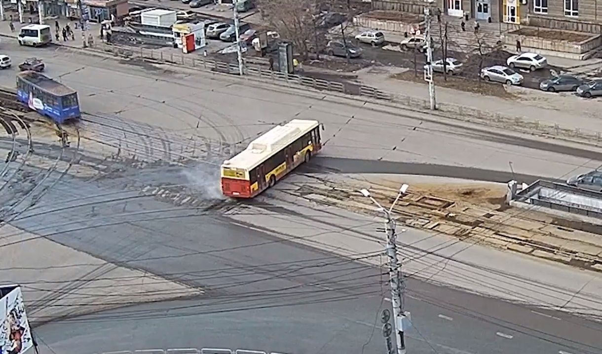 Автобус в Челябинске лишился двигателя и задымился