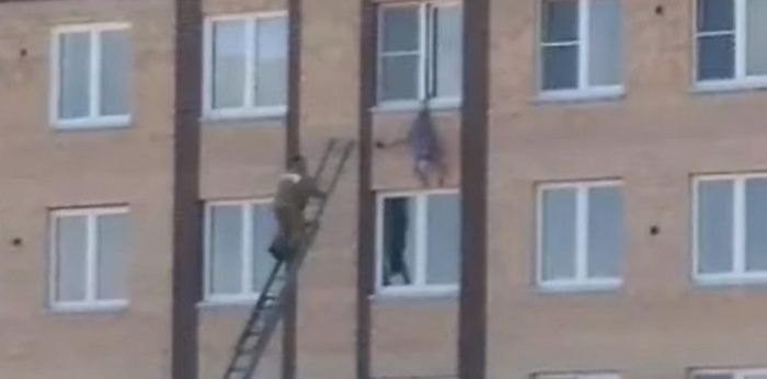 В Еткуле бабушка выпала из окна 4 этажа и повисла вниз головой