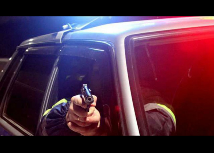 Погоня со стрельбой.  Полицейские обстреляли газель, пытаясь остановить преступника (Видео)