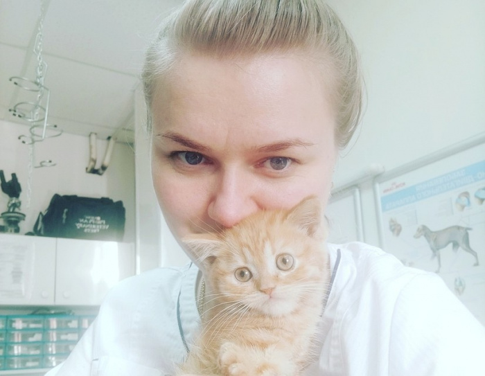 Ветеринар из Челябинска привезла котенка из-за границы, чтобы спасти его