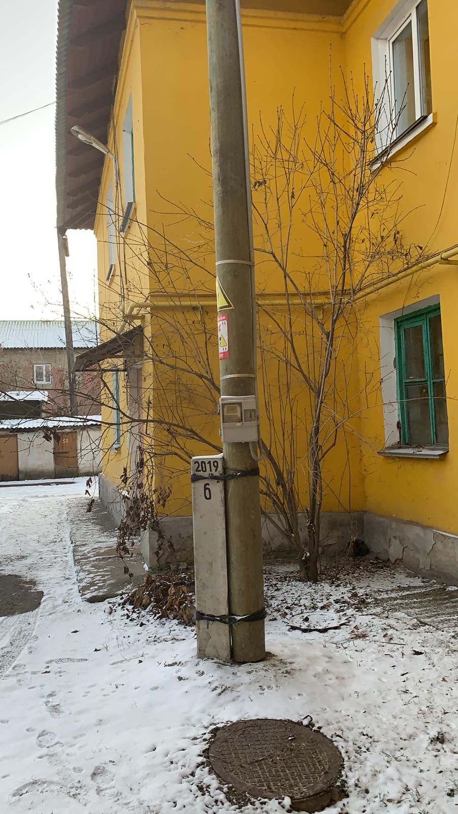 Во дворе многострадального дома в Копейске заменили столб