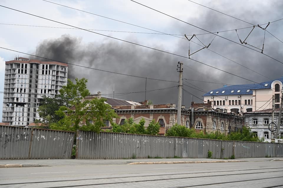 В центре Челябинска загорелась недостроенная высотка. Предположительно на крыше находятся рабочие