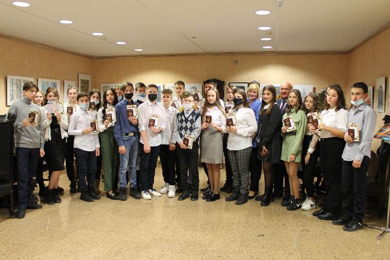 В честь Дня конституции прошло торжественное вручение паспортов копейским школьникам