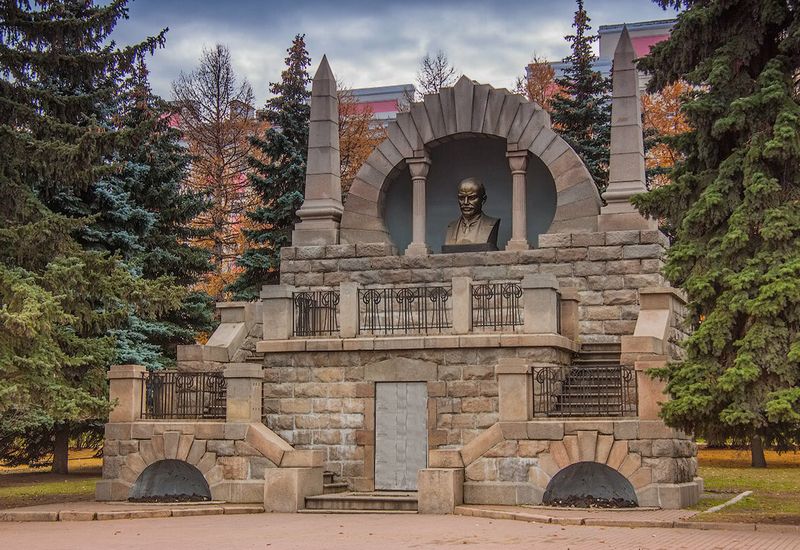 Памятник Ленину в сквере на Алом Поле отмечает 95-летие