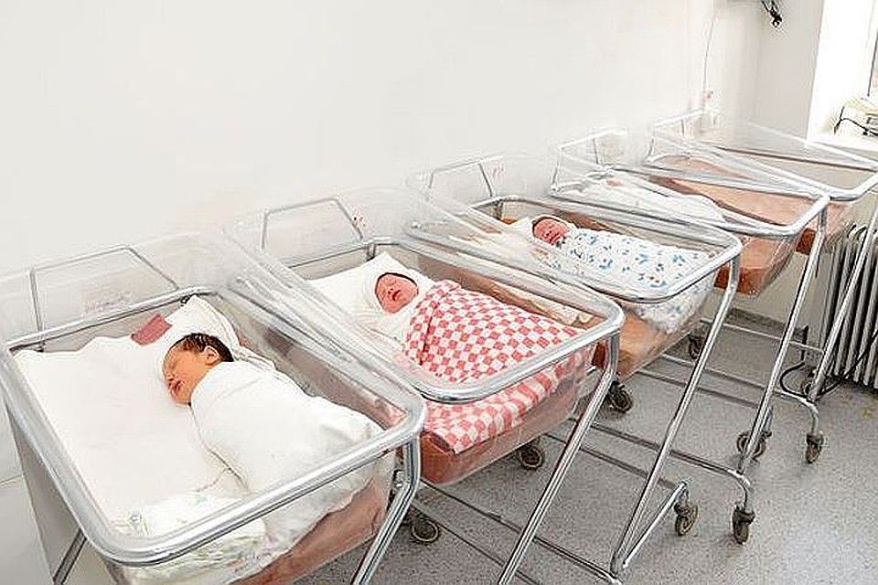 В Намангане мать выбросила двух новорожденных детей из окна роддома