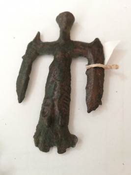 Рыбаки откопали в деревне 14 фигурок идолов - древних бронзовых птиц