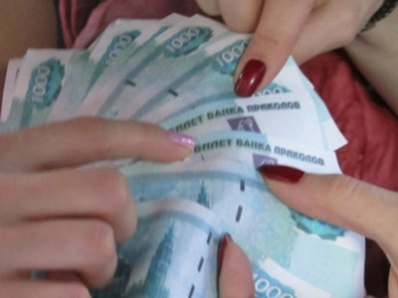 Копейчанка обменяла 25 тысяч рублей на 25 банкнот банка приколов