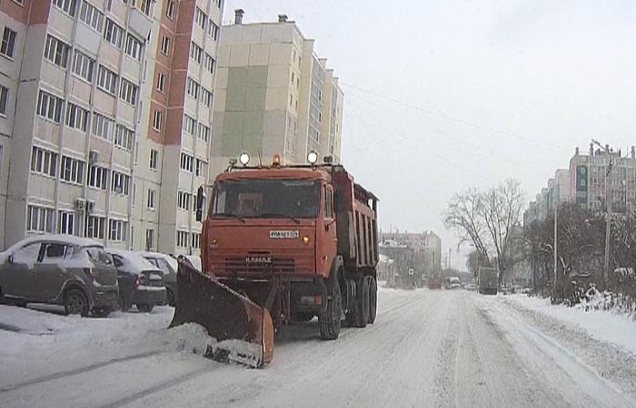 В Копейске техника активно убирает снег с дорог в центре города и в поселках 