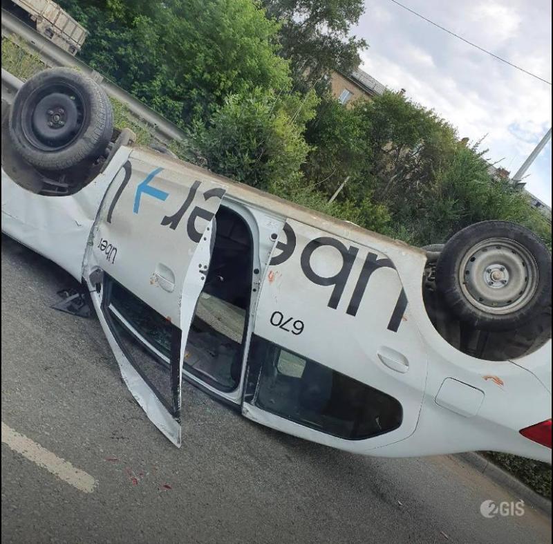 Страшная авария произошла на Меридиане: такси перевернулось