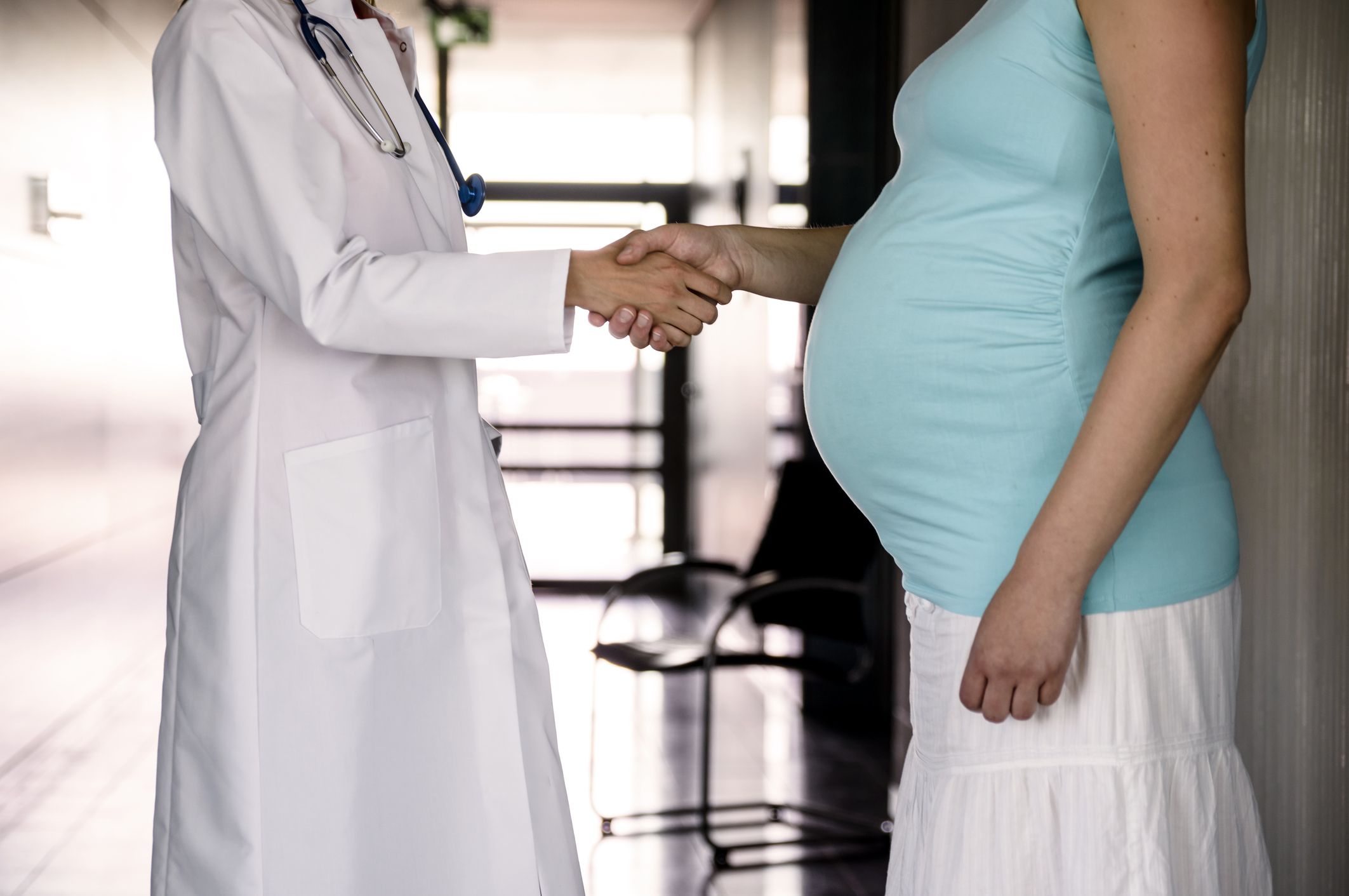 COVID-19: медики борются за жизни беременных и их детей