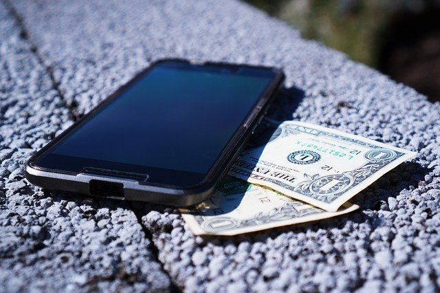 Как долго деньги и смартфоны могут оставаться заразными?