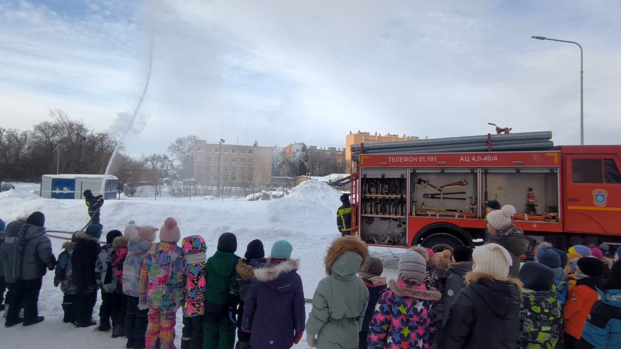 Копейские пожарные провели урок безопасности в детском саду 