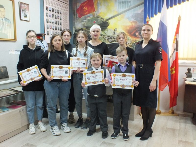 В Отделе МВД России по городу Копейску вручили дипломы школьникам, победившим в областных конкурсах