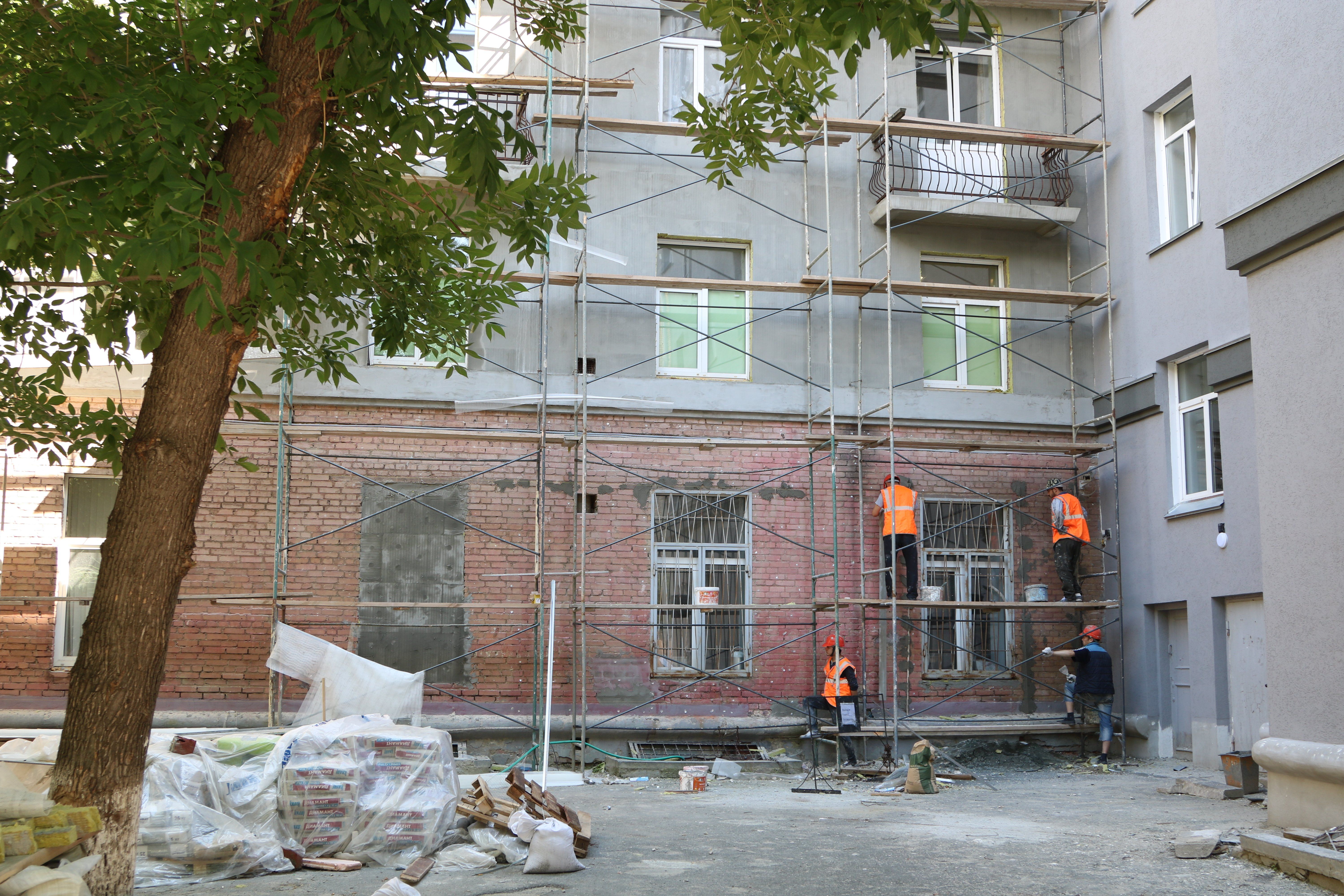 Благодаря Народной программе «Единой России» в Челябинске ремонтируют студенческие общежития