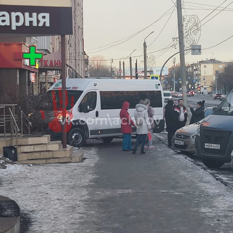 В Челябинске маршрутка врезалась в магазин
