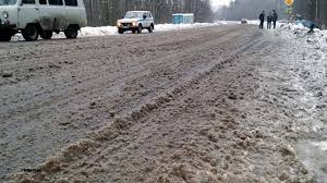 В Челябинске засыпали солью дороги Ленинского района