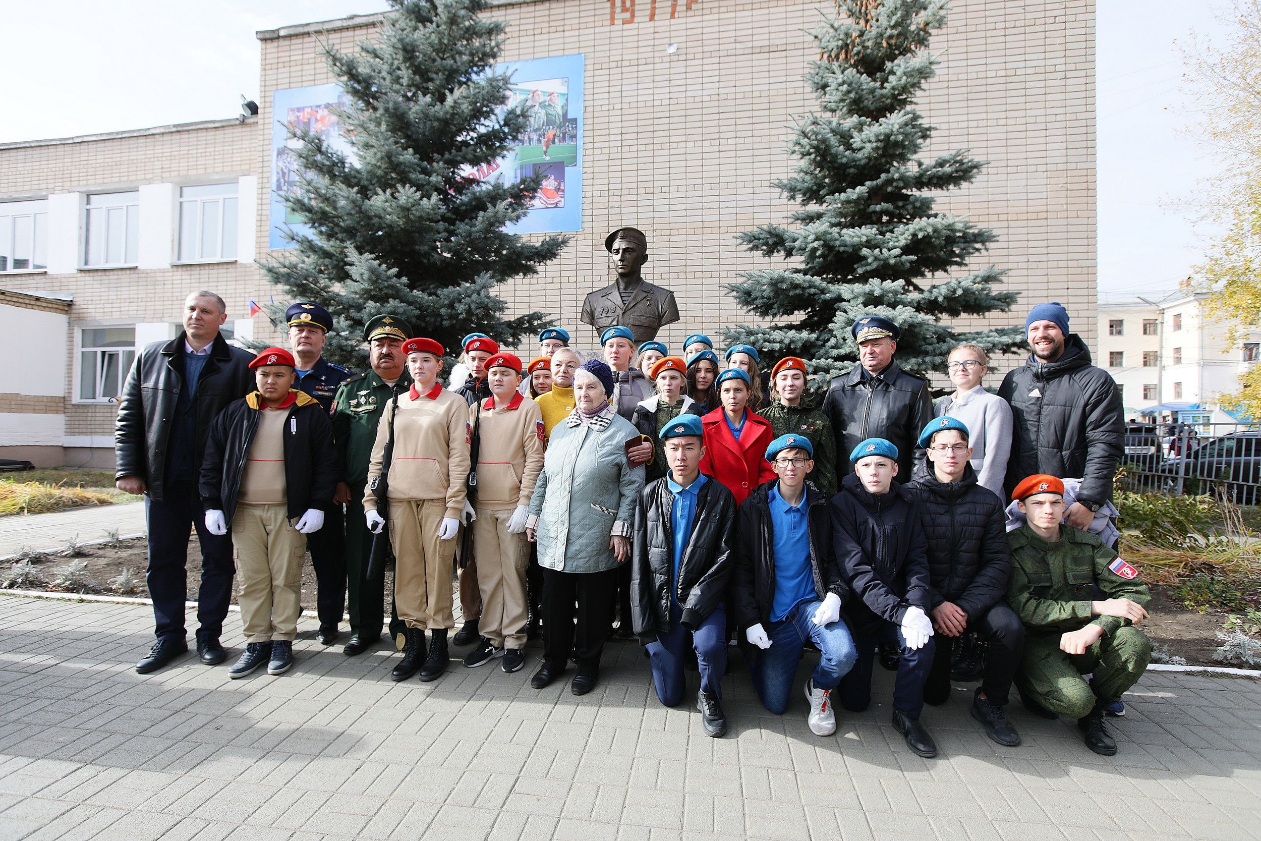 В Челябинске торжественно открыли памятник герою России