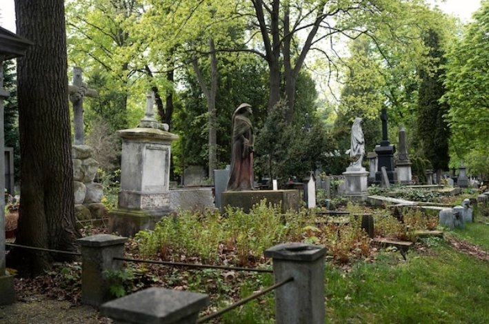 Несанкционированных свалок на территории кладбищ образоваться не должно