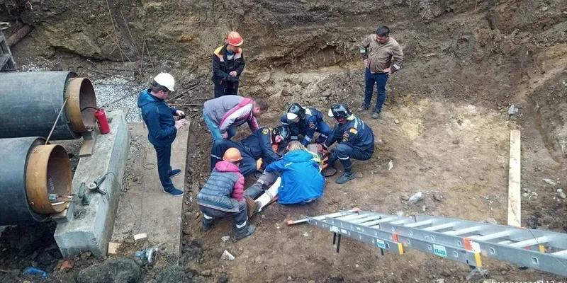 В Челябинске рабочий упал в глубокий котлован