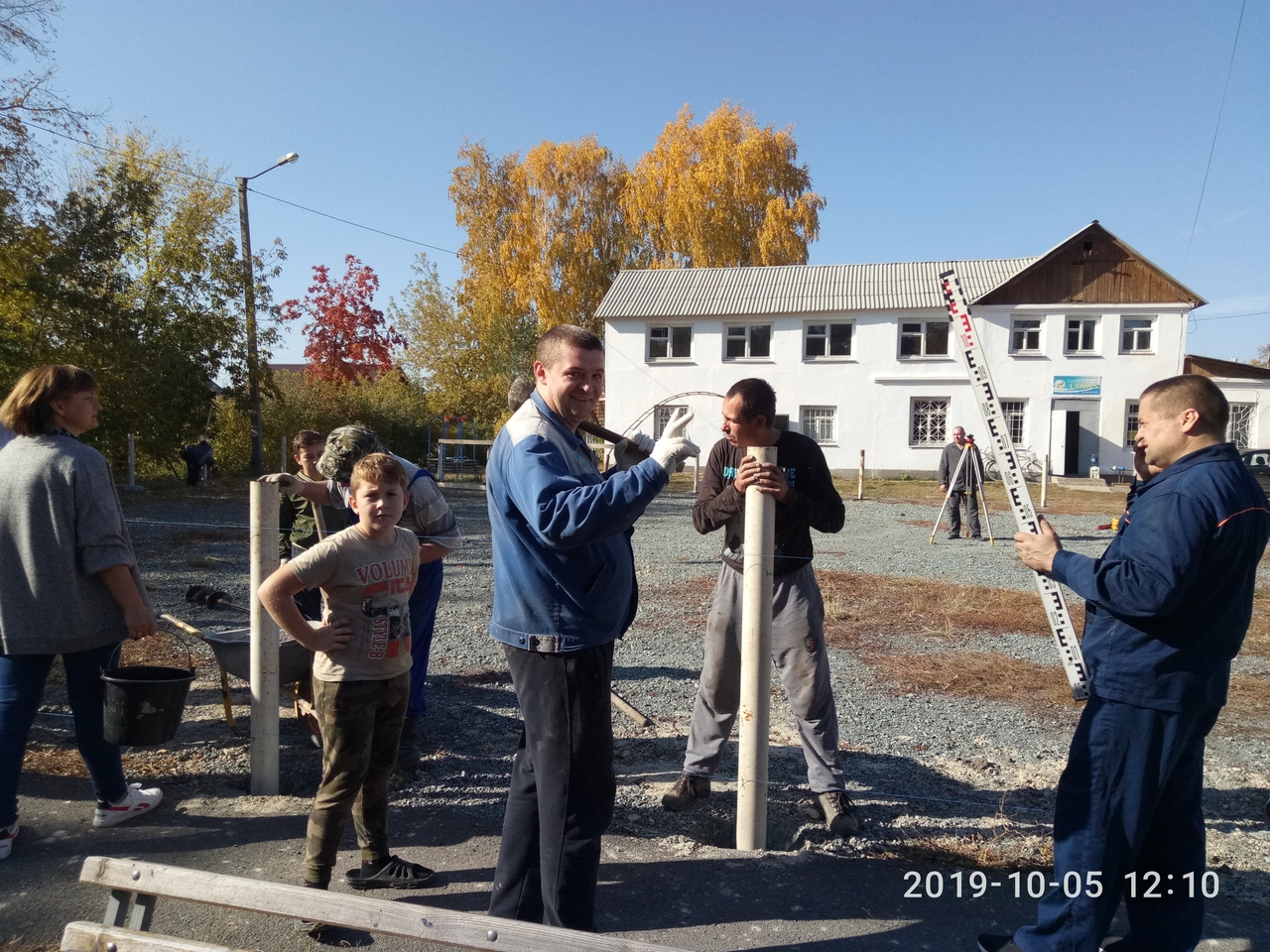 В поселке 2 участка появилась новая хоккейная коробка