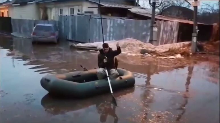 Челябинский район затопило так, что жители рыбачат с лодки