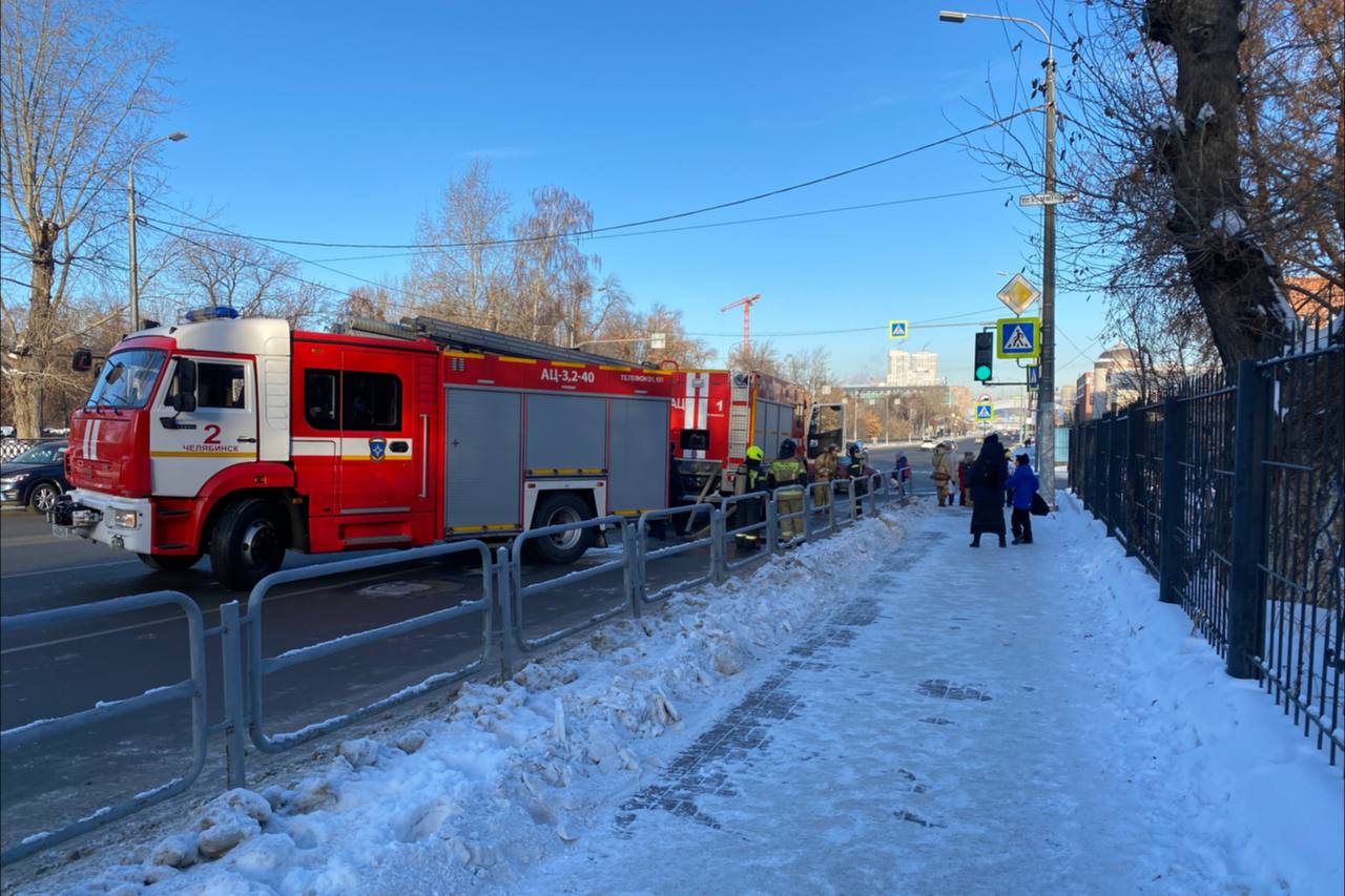 В Челябинске из-за пожара эвакуировали 400 человек из гимназии