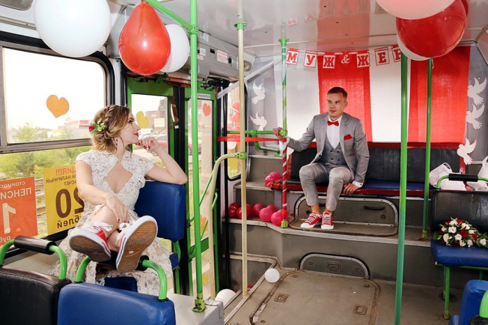 На троллейбусе до ЗАГСа. Челябинцы организовали необычную свадьбу 