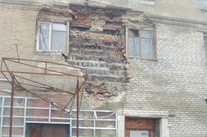 Челябинским домом с разрушающейся стеной заинтересовалась прокуратура