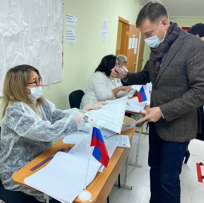 Юрий Семенов дал интервью на избирательном участке