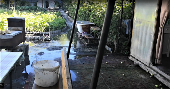 Тонем в фекалиях! Жители Октябрьского страдают от протечек канализации 