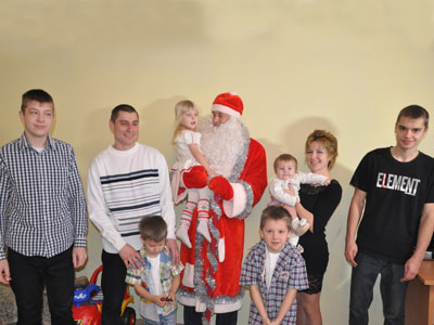 Вячеслав Истомин в костюме Деда Мороза поздравил многодетную семью с Новым годом