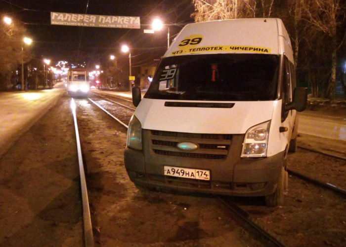 Маршрутка без водителя преградила трамвайные пути в Челябинске