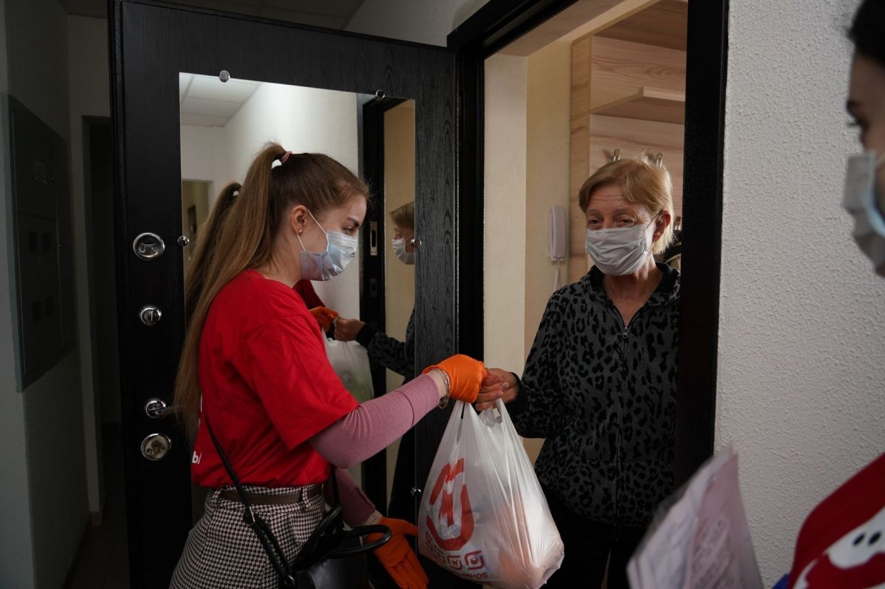 Волонтеры в Челябинской области возобновили помощь пенсионерам в связи с введенными ограничениями
