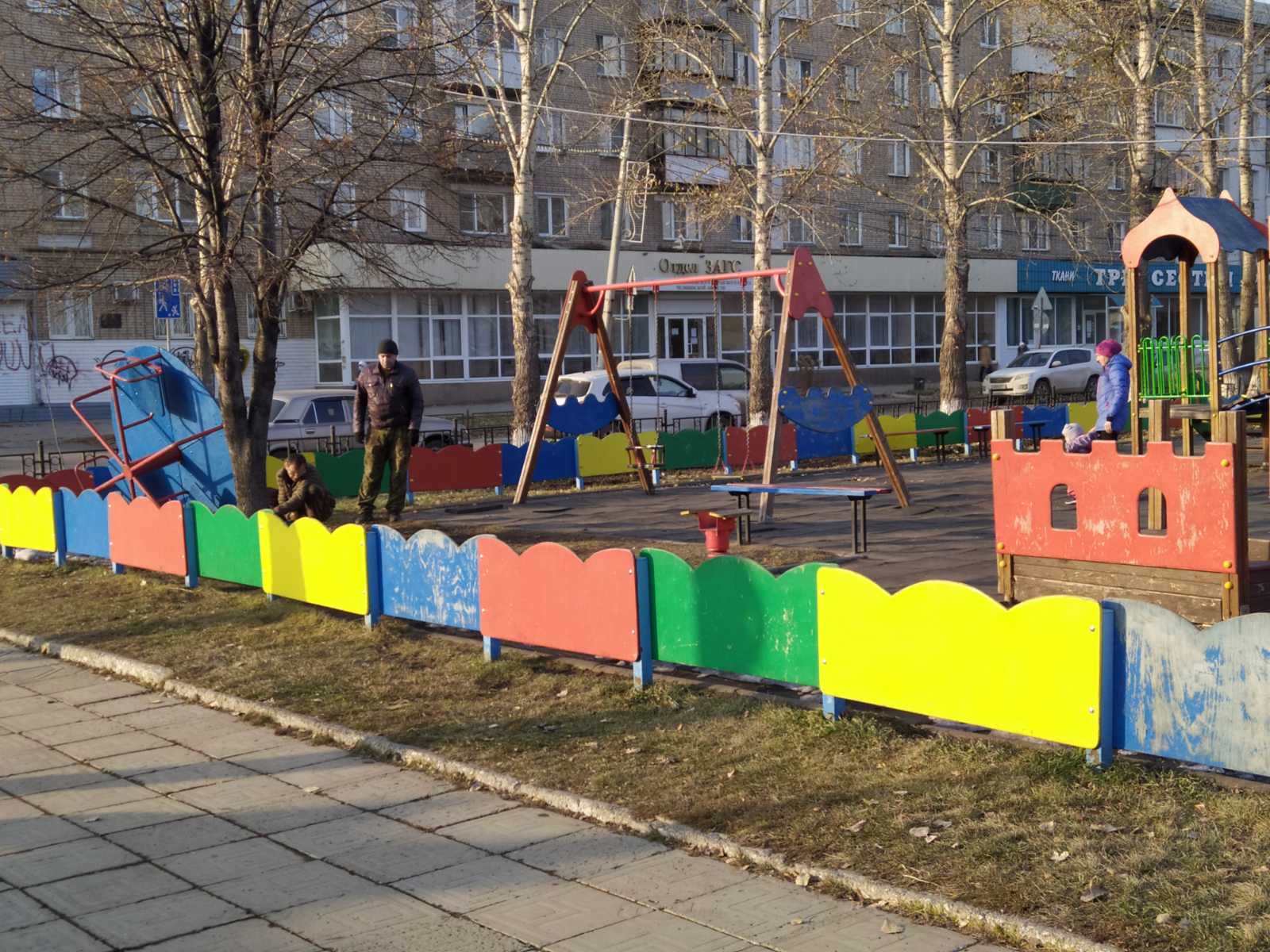 Начался ремонт на детской площадке на площади Трудовой Славы