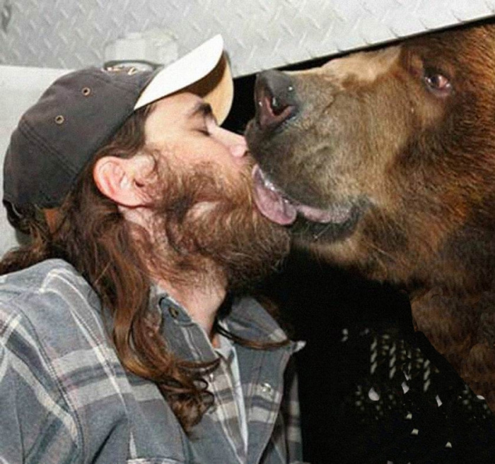 Страшный поцелуй. В челябинском ресторане медведь разорвал мужчине губу
